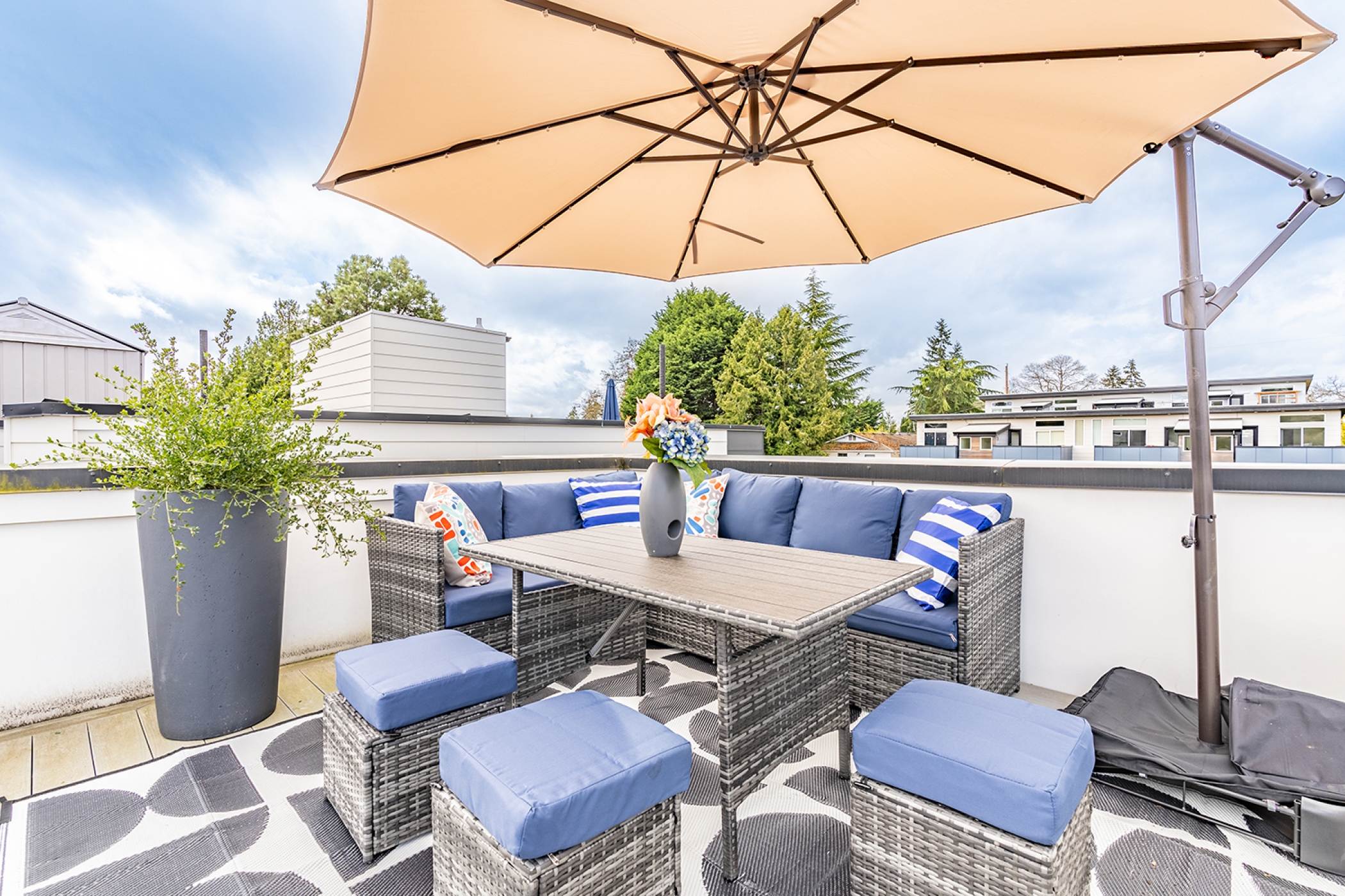 Family Retreat With Roof Deck And Culinary Kitchen - Chic Modern Haven - Seattle, WA